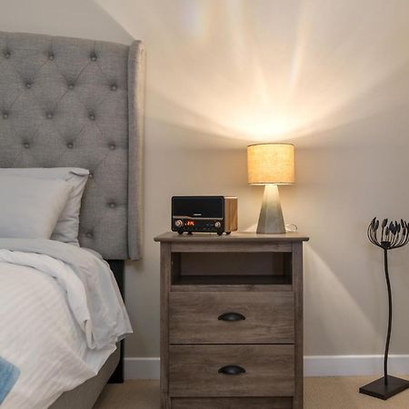 Rustic Modern 2 Bed 2 Bath With Lakeview Pool And Hot Tub Invermere Eksteriør bilde