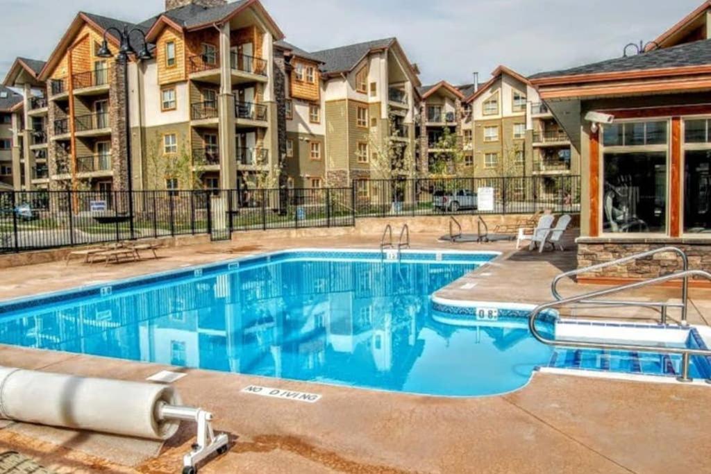 Rustic Modern 2 Bed 2 Bath With Lakeview Pool And Hot Tub Invermere Eksteriør bilde