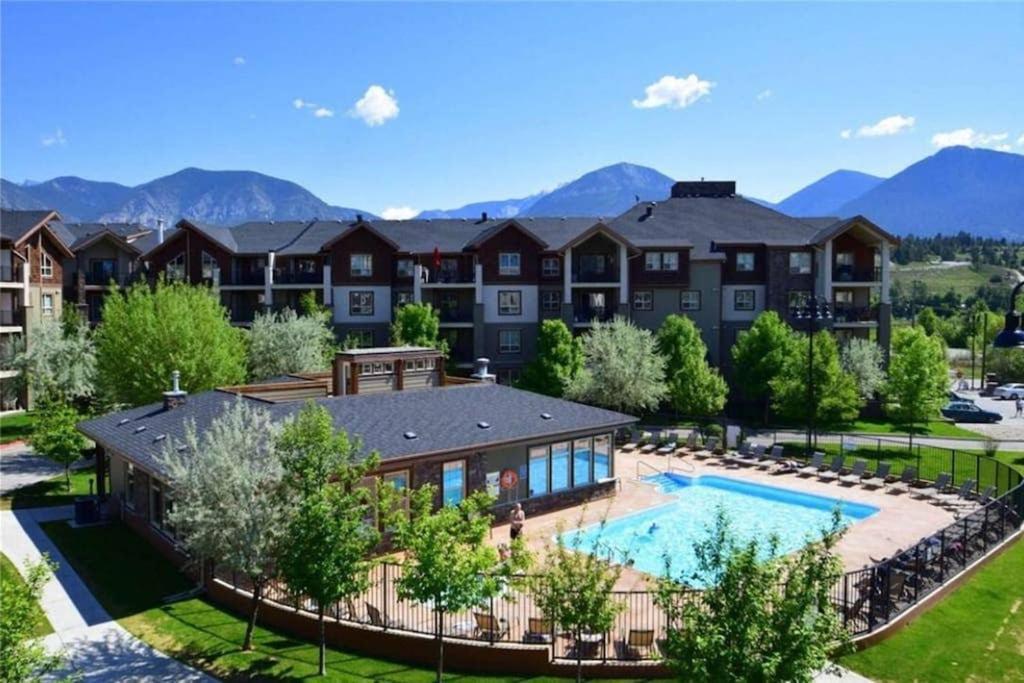 Rustic Modern 2 Bed 2 Bath With Lakeview Pool And Hot Tub Invermere Eksteriør bilde