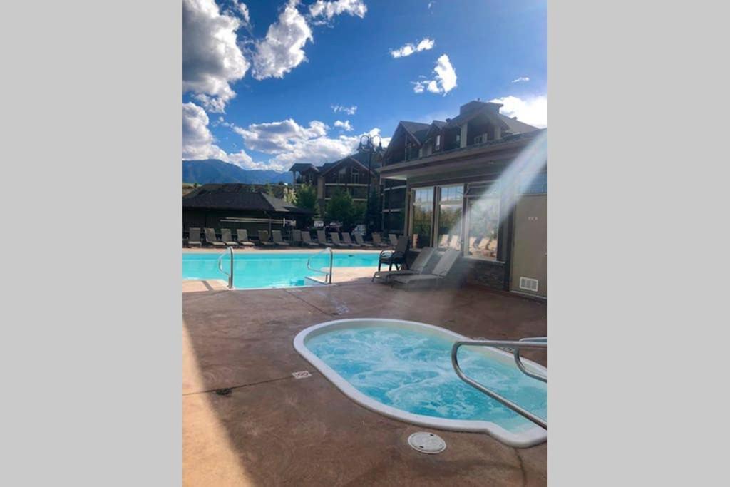 Rustic Modern 2 Bed 2 Bath With Lakeview Pool And Hot Tub Invermere Eksteriør bilde